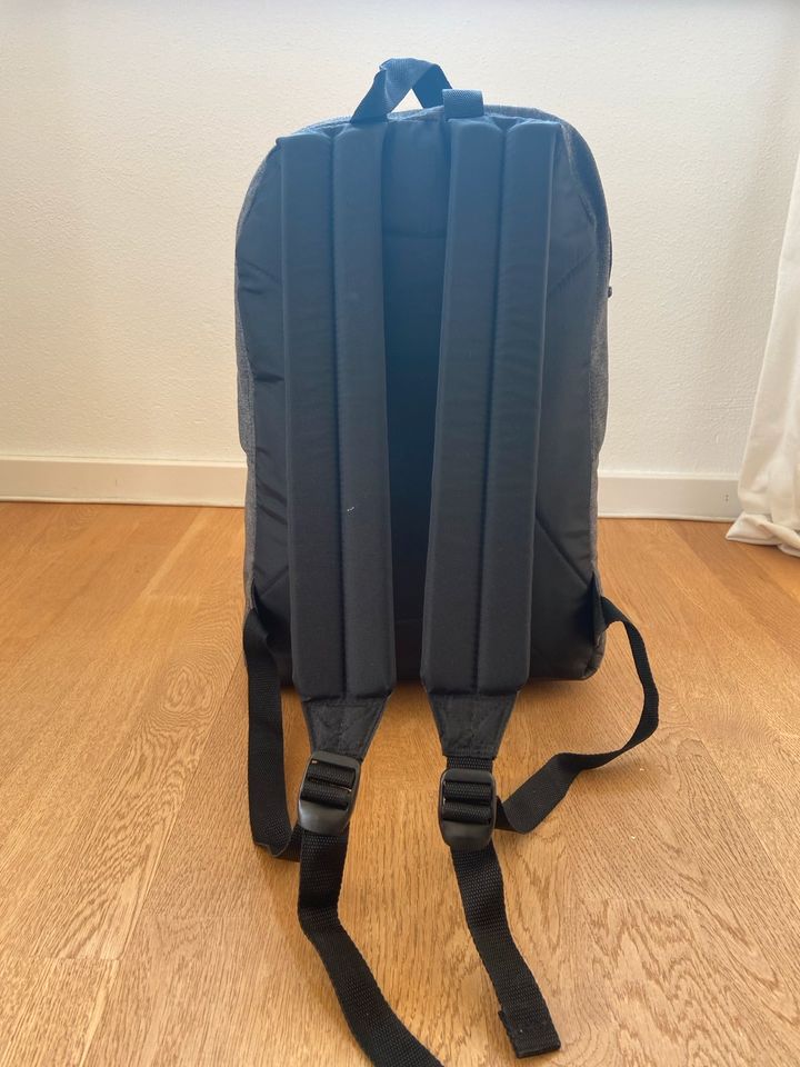 Eastpak Rucksack mit gepolstertem Laptopfach neu grau in München