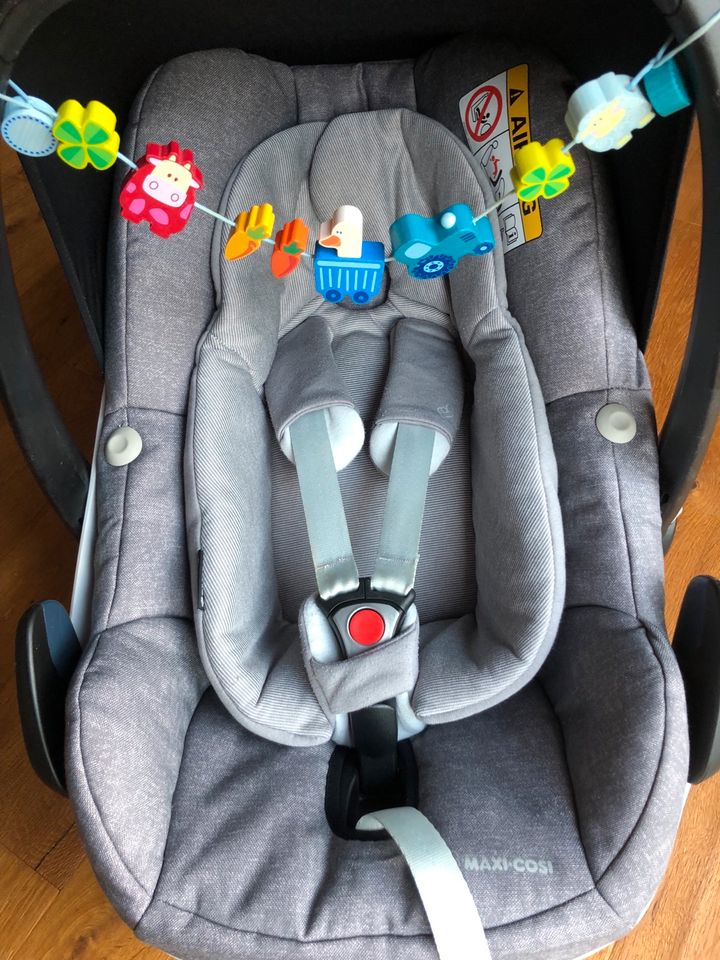 Maxi Cosi Pebble Plus nomad grey + HABA Kette + reer Spiegel in Ettenheim