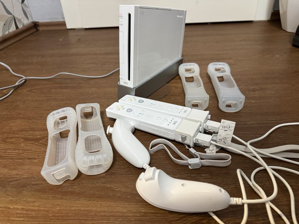 Wii Konsole von Nintendo  mit 5 Spielen in Hamburg
