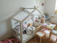Kinderbett aus Holz mit Matratze, Laken, andere Zubehör Berlin - Lichterfelde Vorschau
