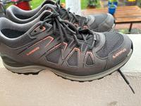 Tolle Damen Outdoor Schuhe LOWA Innox 42 grau Nordrhein-Westfalen - Weilerswist Vorschau