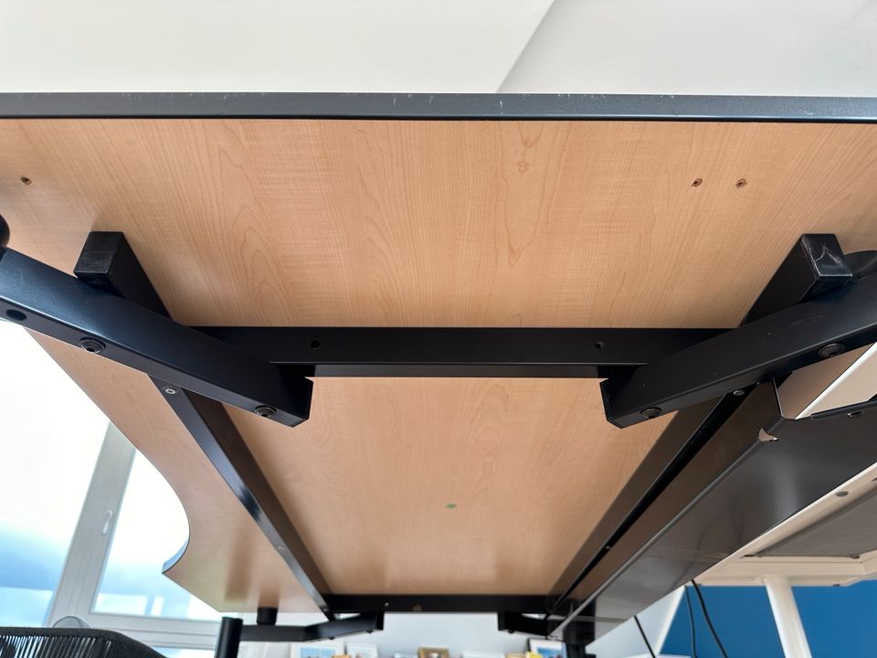 Schreibtisch Holzplatte höhenverstellbare Beine in Neuss