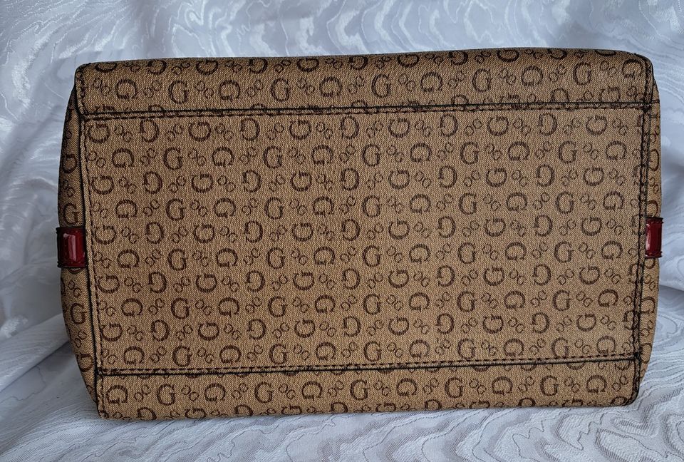 Guess Damenhandtasche, Henkeltasche, Tragetasche beige/rot in Sindelfingen