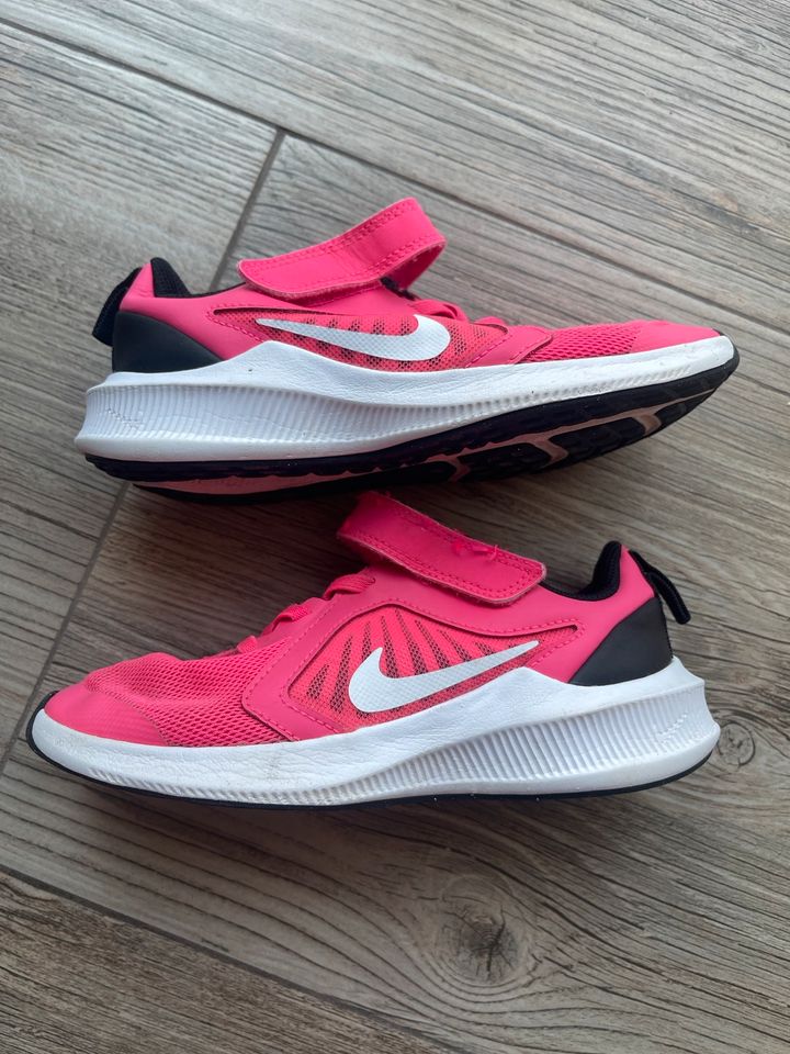 Nike Schuhe Gr.31,5 in Winden