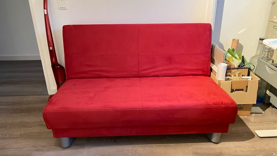 rote Schalfcouch mit grauem Bezug 140x200cm in Trier