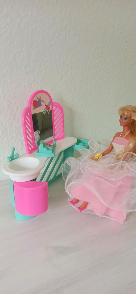 Frisier  Beauty Salon mit Barbie und Eckschrank Schminktisch in Taunusstein