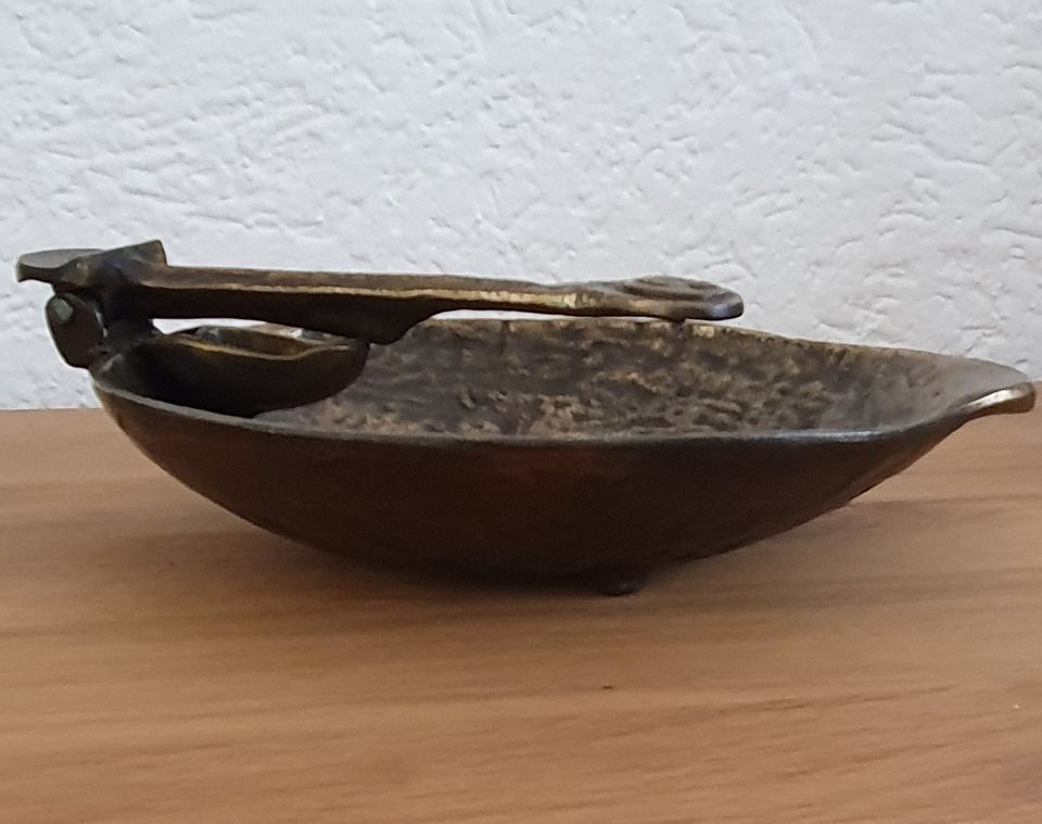 Nussknacker aus Bronze Bronzeschale mit Nussknacker in Wettenberg