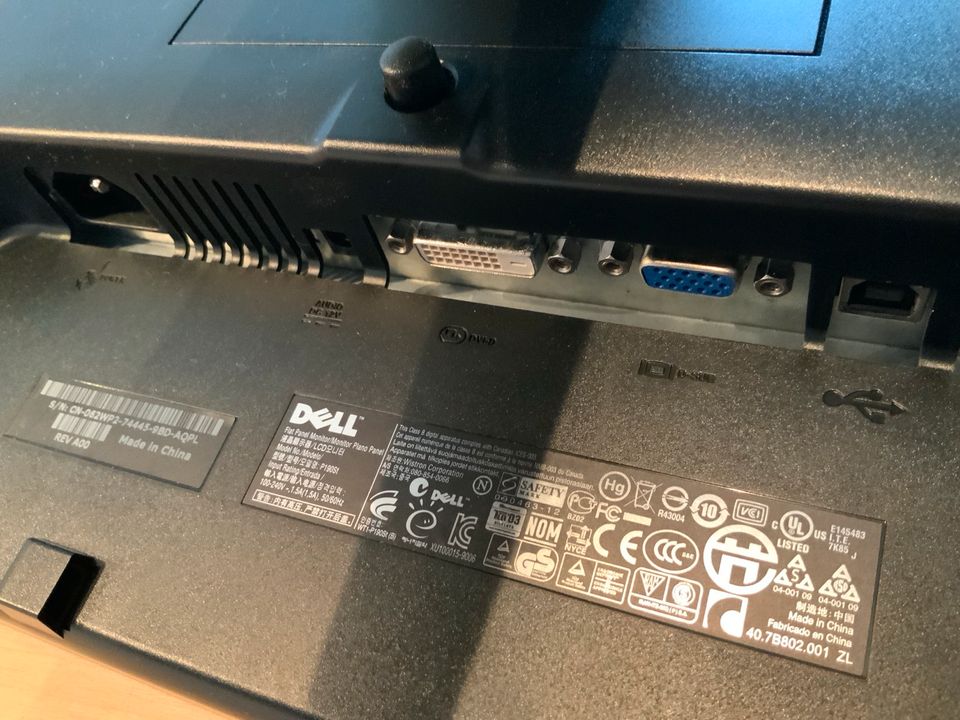 Dell P190St LCD Bildschirm Monitor Höhenverstellbar in Düsseldorf