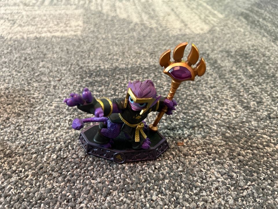 Skylanders - 10 Figuren - 2 Kristalle in Berlin