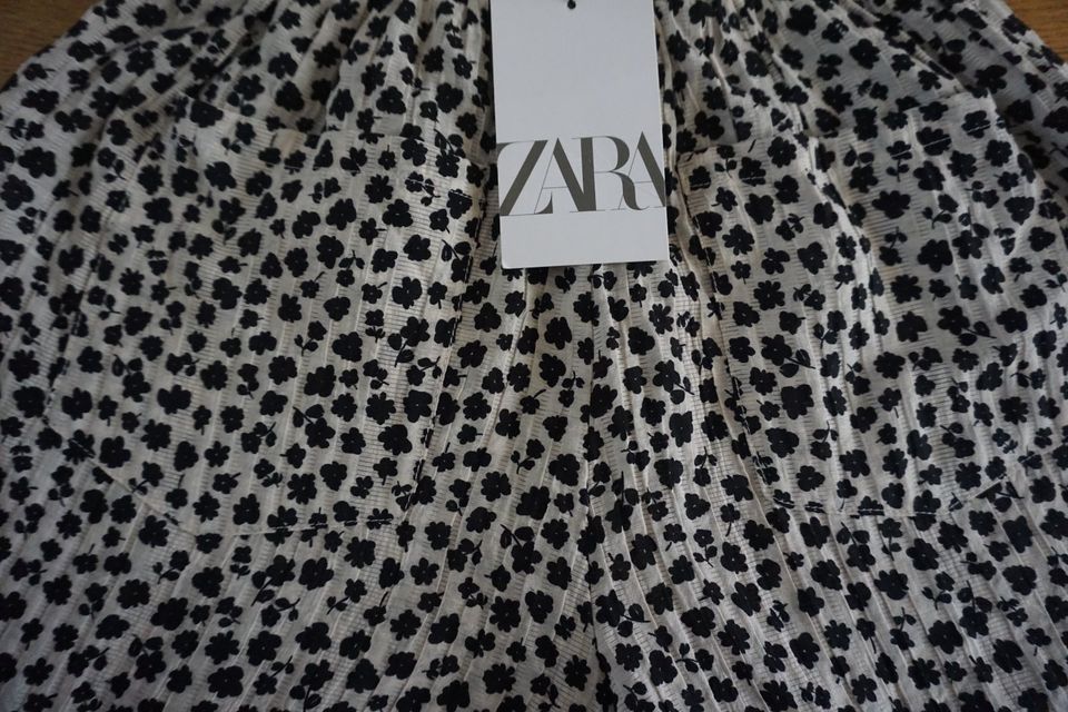 Mädchen Shorts von Zara Gr. 13-14 Jahre NEU in Düsseldorf