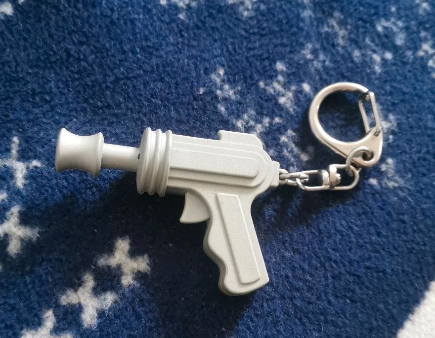 Kikkerland Space Gun LED Keychain in Berlin