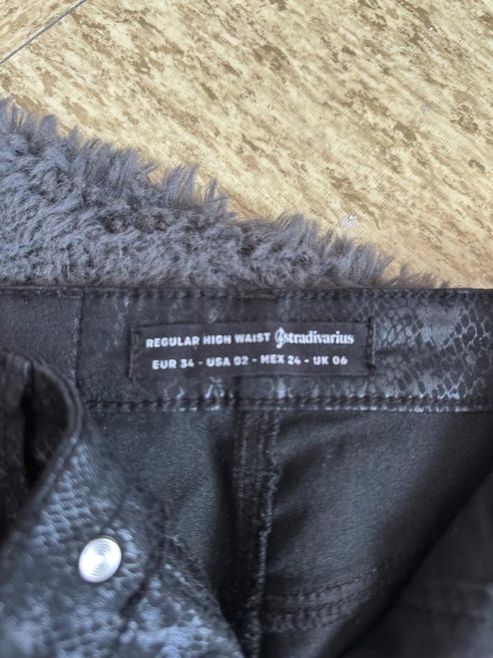 Schöne Damen Jeans von Stradivarius Größe XS in schwarz in Saarbrücken