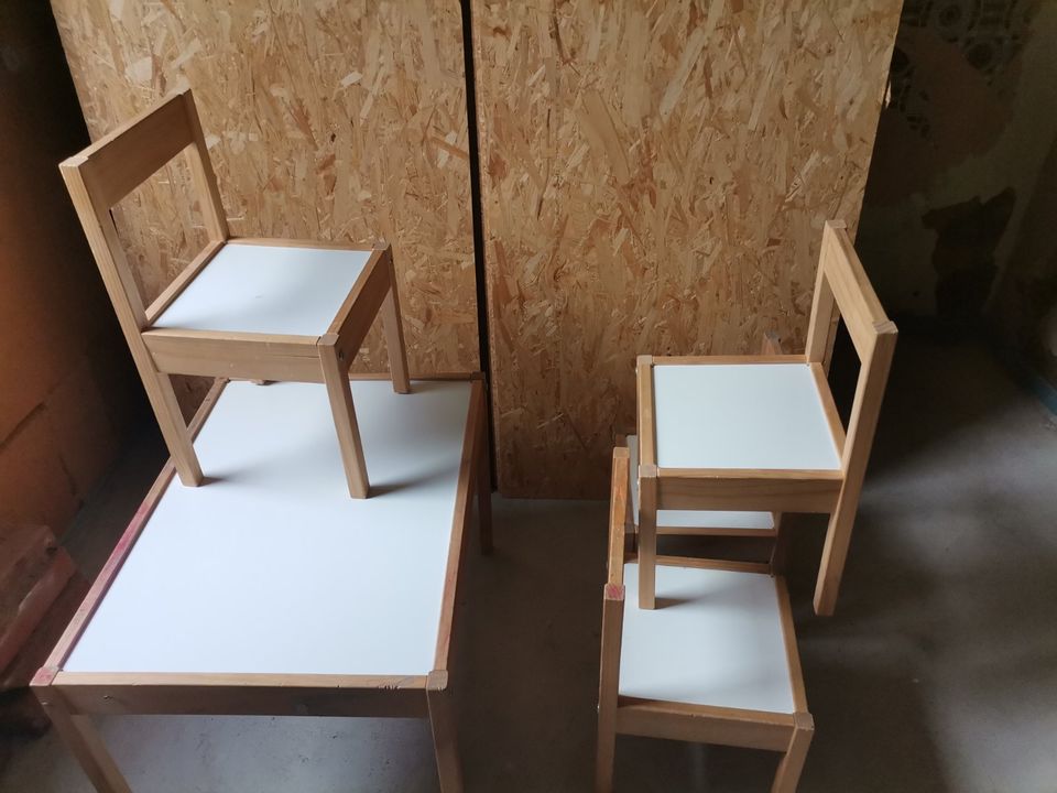Kindertisch mit 4 Stühlen in Edemissen