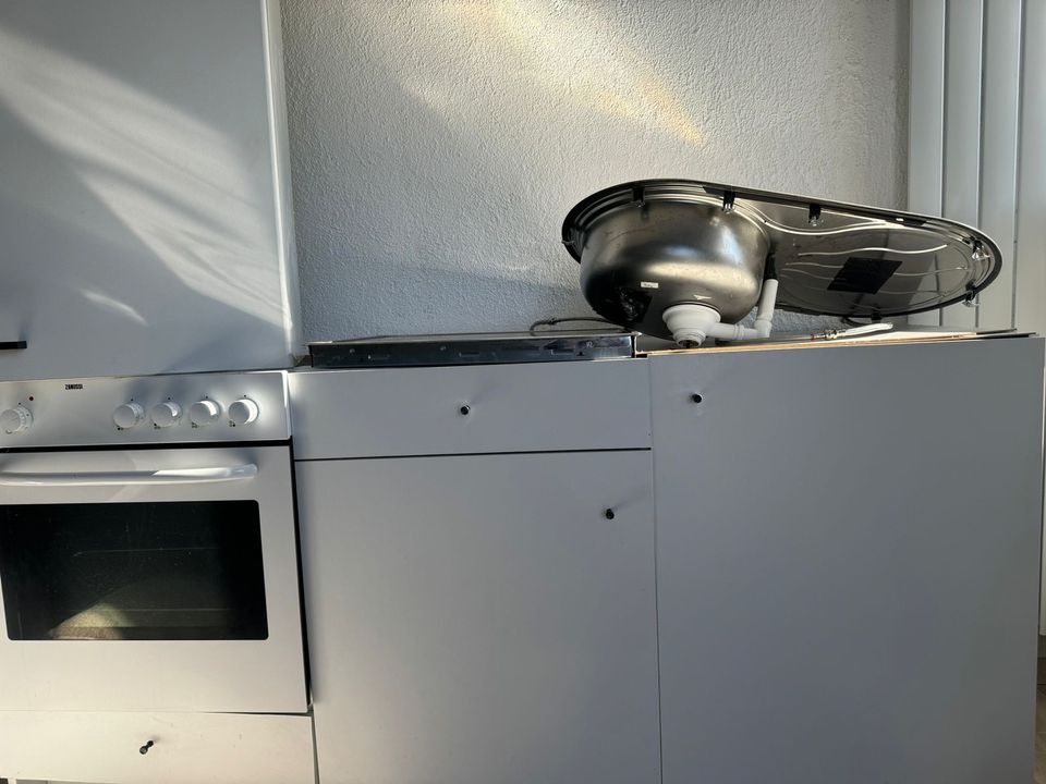 Küchenschränke Küchenblock Küche lnklusive E-Geräte in Müden