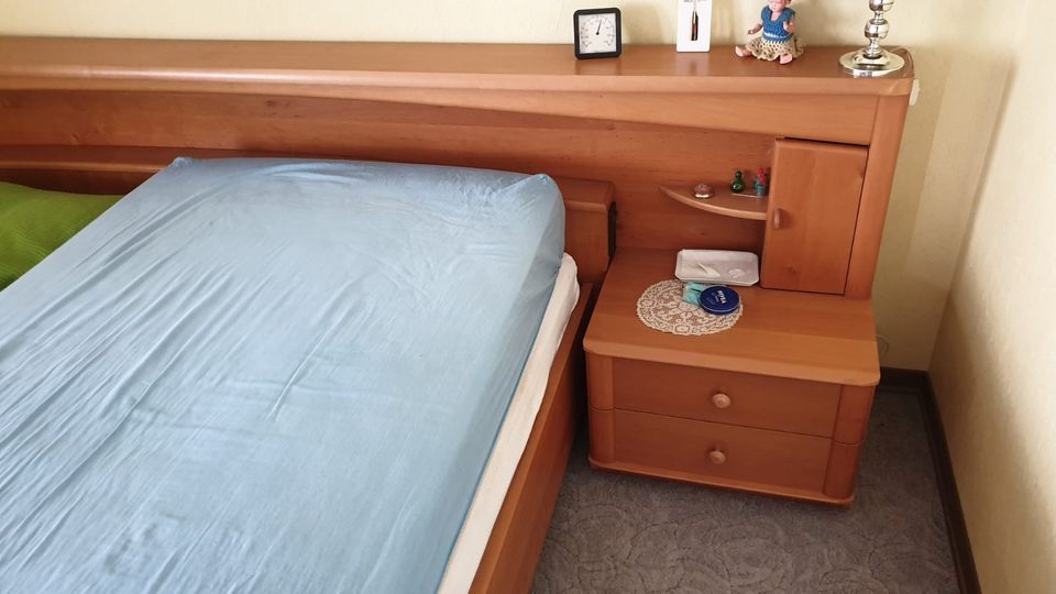 Schlafzimmer Buche, Bettanlage und Kleiderschrank mit Drehtüren in Petersberg