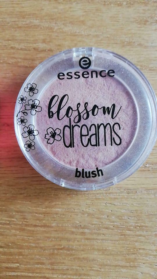 Blossom Dream Blush von Essence und Schwämmchen in Herzform in Hannover