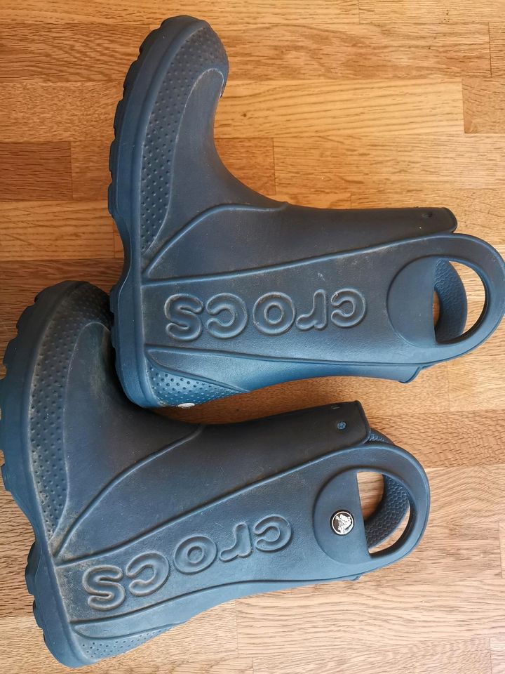 Crocs Stiefel blau J 1 (32/33) in Leichlingen