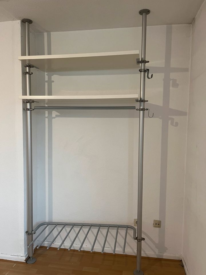 Offener Schrank / Deckenhohe Garderobe in Köln