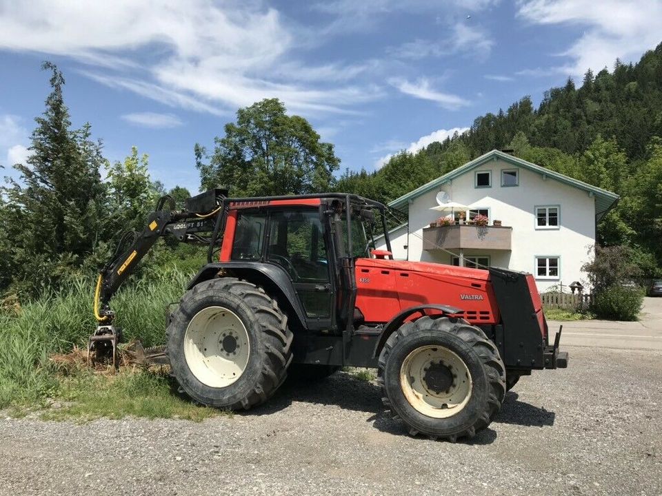 Forstschlepper/ Forsttraktor Valtra 8350/ Rüfa/ Kran/ Seilwinde in Nesselwang