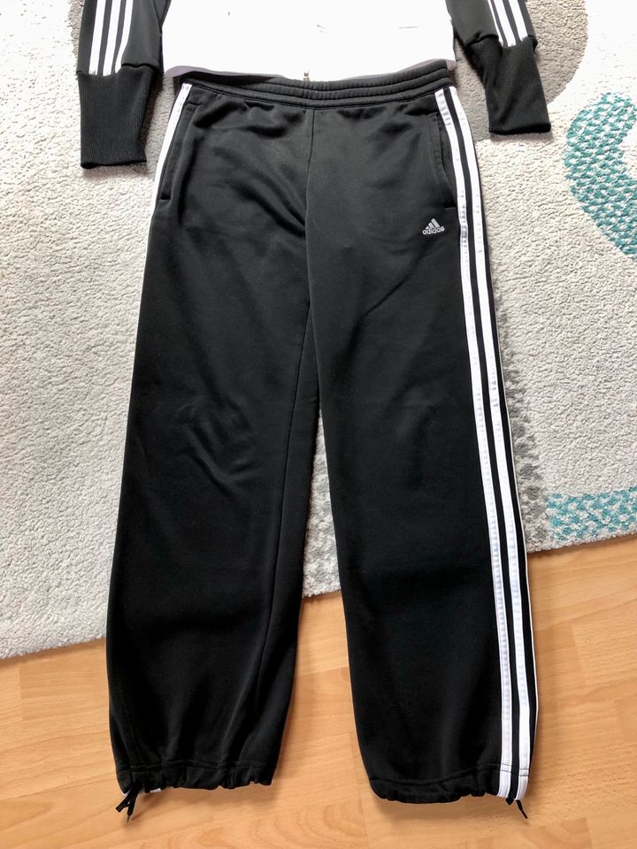 Jogginganzug Jacke und Hose Adidas 34 in Heßdorf