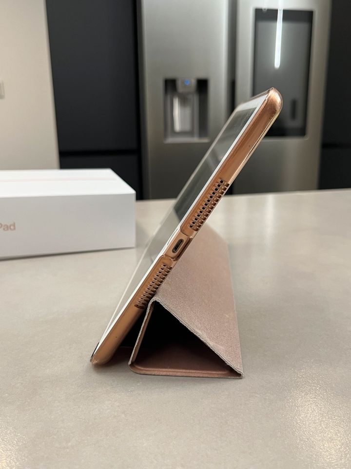 iPad 7.Generation, 128 GB, Rose-gold mit Hülle in Bremen