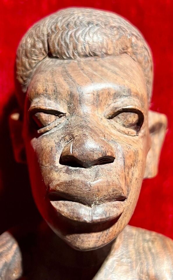 Afrikanische Holzfigur Hockender Mann Handgeschnitzt Sammlerstück in Aschaffenburg