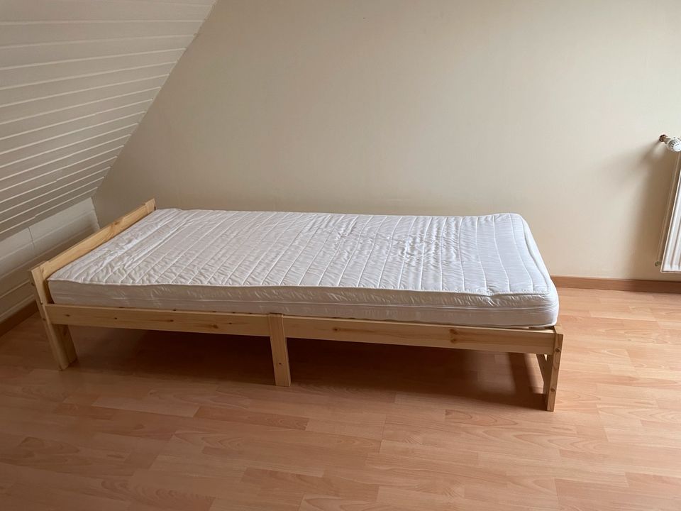 Bett Holz mit Matratze in Syke