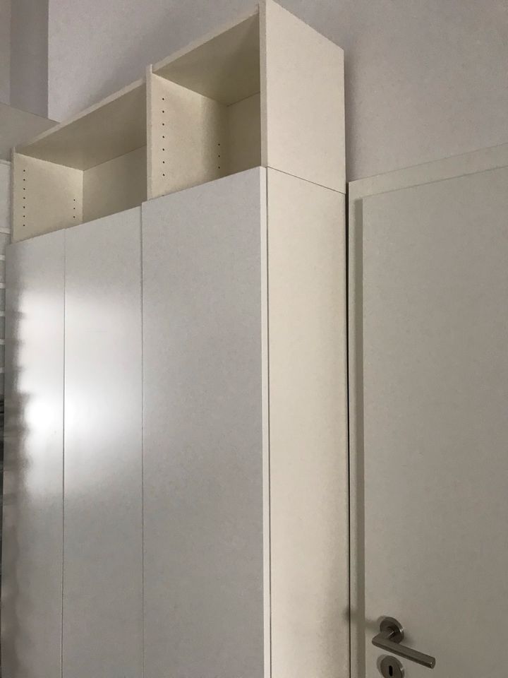 Ikea Billy Regal weiß mit Aufsätzen und Türen in Neu Wulmstorf