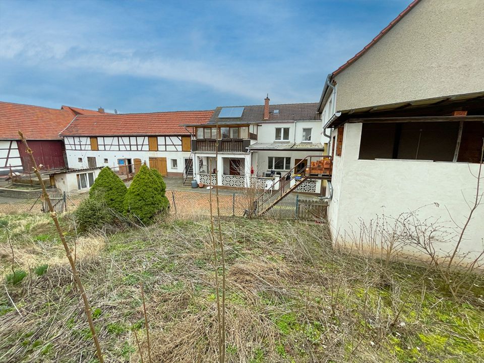 Zweifamilienhaus mit Hof, Garten und 3 Garagen in Stotternheim