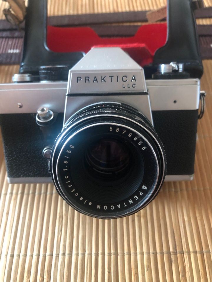 Analoge Kamera von 1972 Pentacon Praktika LLC mit Zubehör in Steinbach