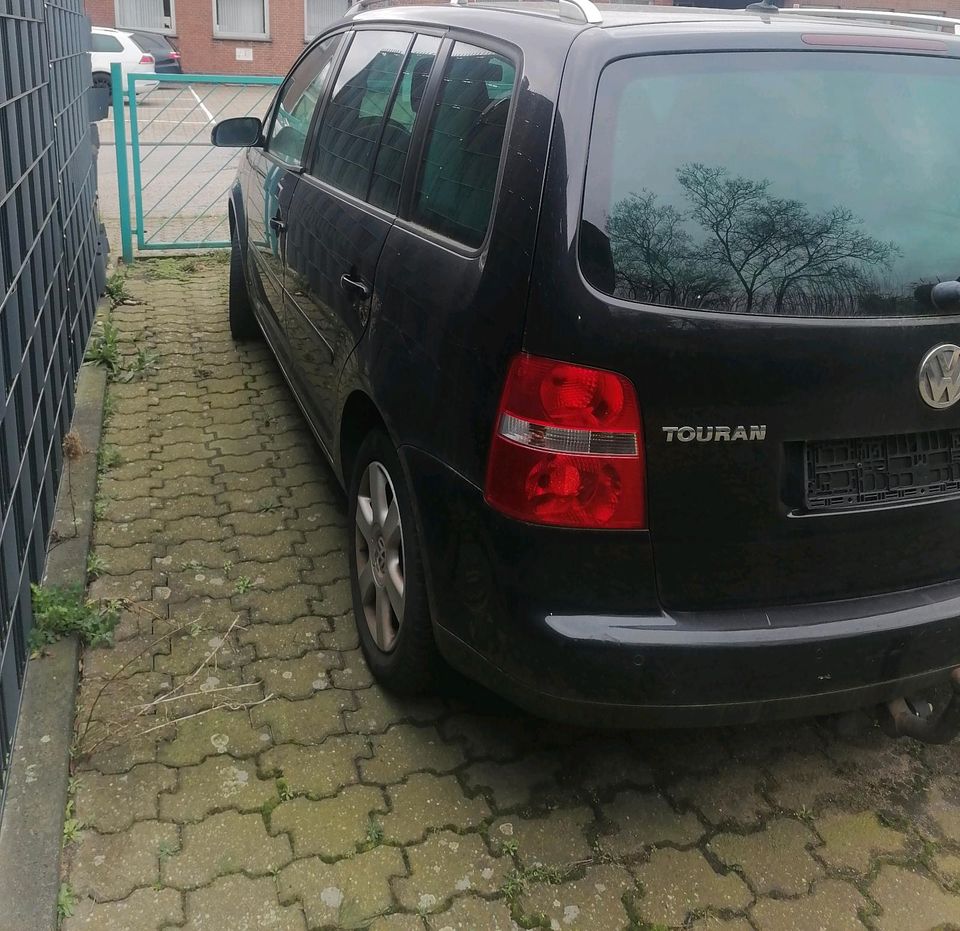 Vw Touran 2.0 FSI, Benziner, bj 2004, in Duisburg