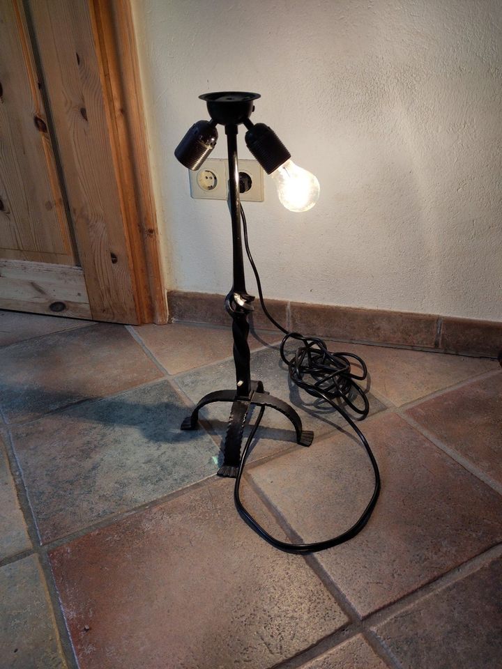 Standleuchte Lampe Metall geschmiedet Tischlampe in Norderbrarup
