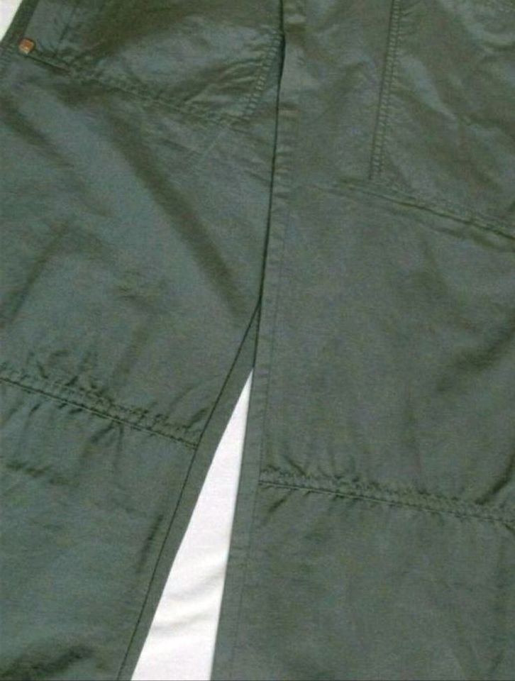 Hose Cargo Grün-Grau Gr. 31 Herren Esprit Stoffhose Taschen Khaki in Beverungen