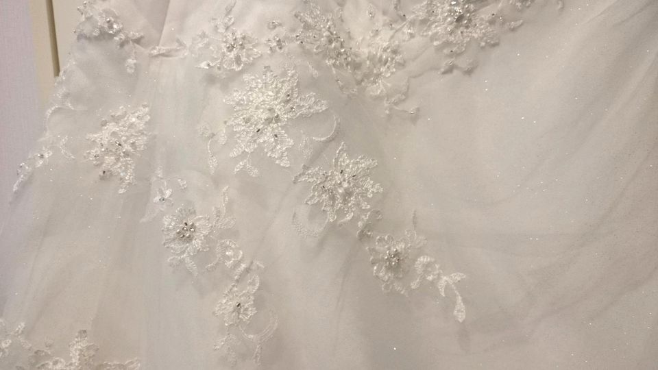 Brautkleid/Hochzeitskleid mit Schnürung, Größe variabel 40/42/44 in Schenklengsfeld