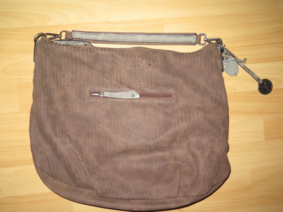 Tasche SURI 46 x 38 x 8 cm. Guter getragener Zustand mit kleinen in Berlin