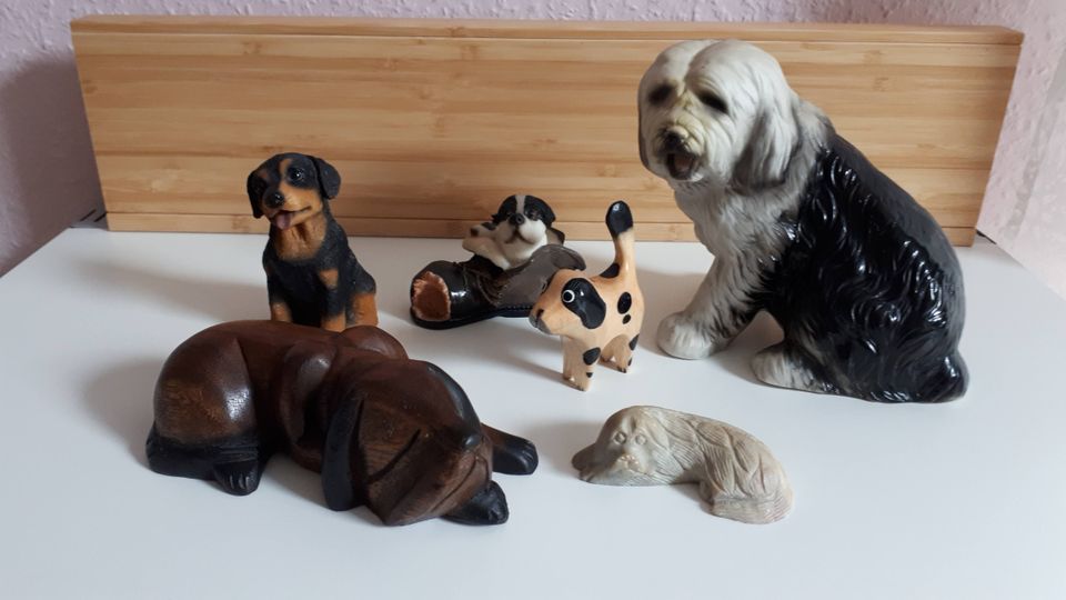 Hundefiguren und ein Schweinchen in Kritzmow