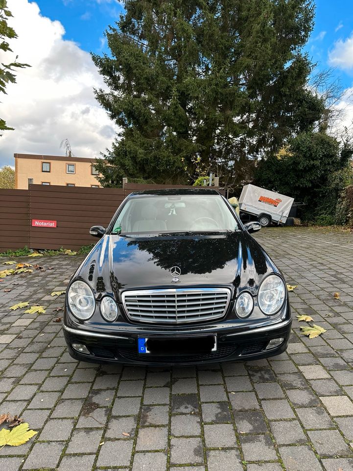 Mercedes Benz E320 V6 Schwarz Limousine W211 Elegance in Saarbrücken