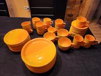 Geschirr Kombiservice Kaffee und Essgeschirr orange 53 Teile Brandenburg - Schönefeld Vorschau