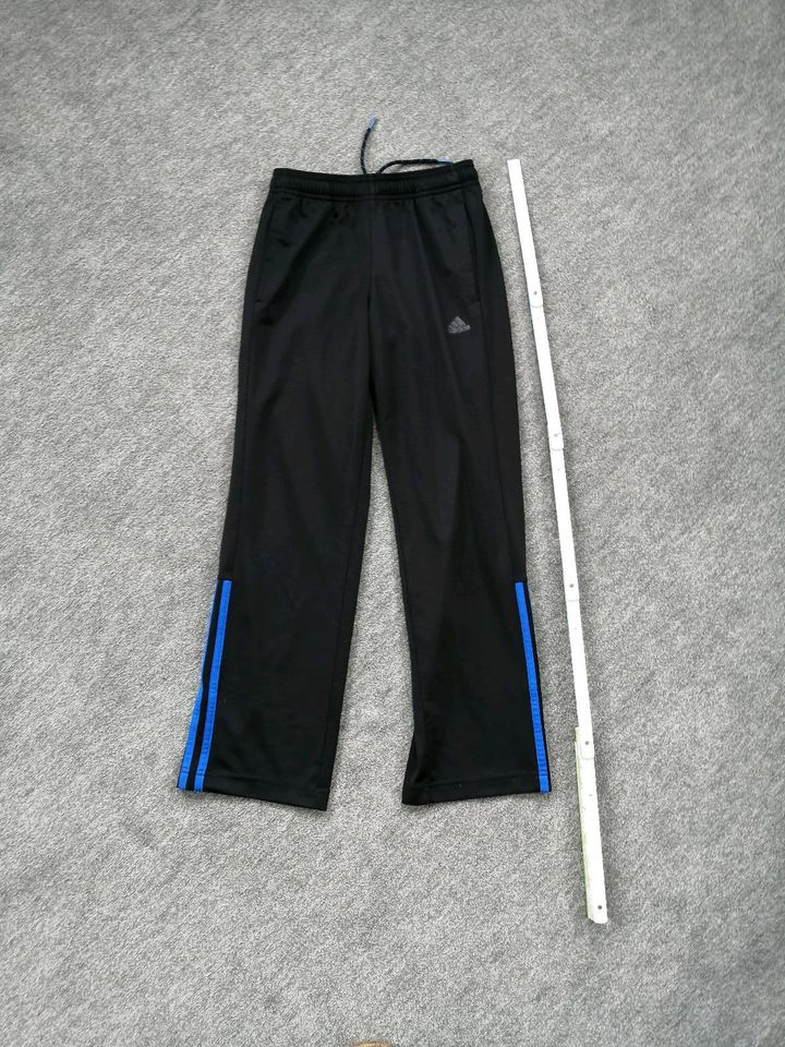 Schwarze Adidas-Sporthose Gr. 140 in Gieboldehausen