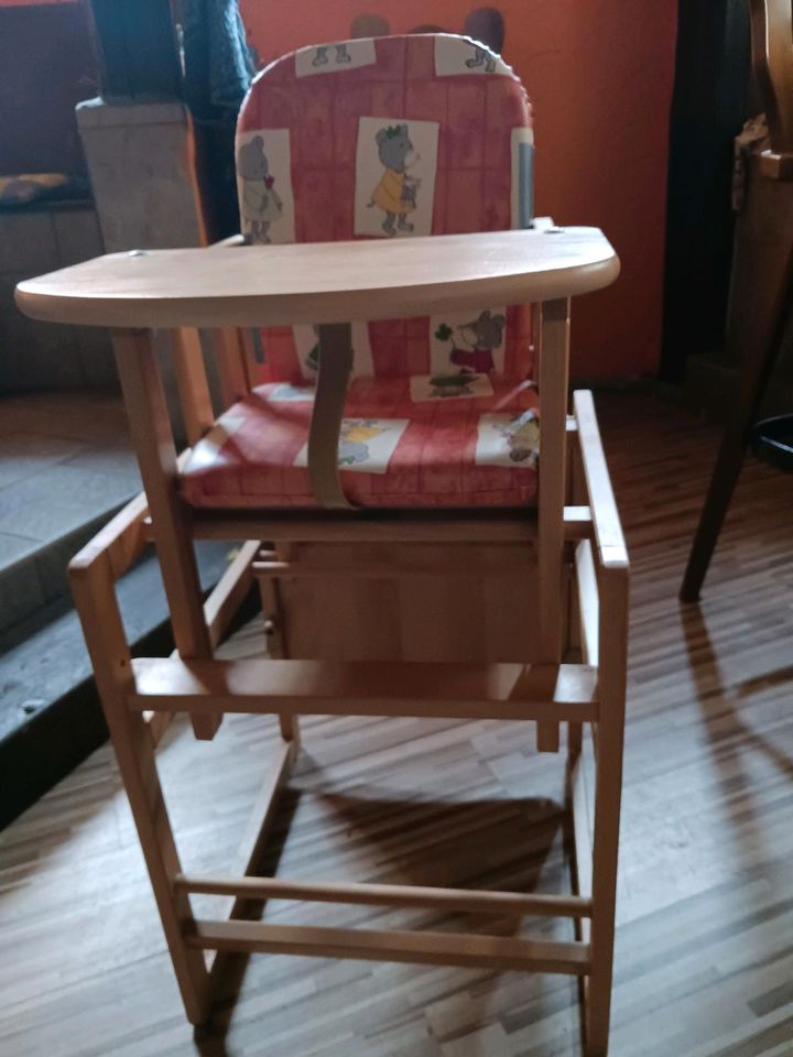 Hochstuhl Stuhl und Tisch in Erlensee