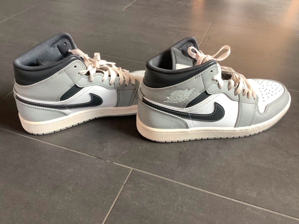 Nike Air Jordan 1MID Gr. 41 UK 7 in München