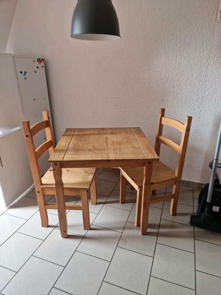 Holztisch mit 2 Stühlen in Gelsenkirchen