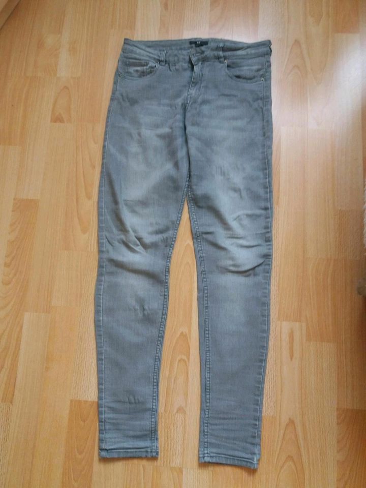 H&M, Damenjeans Größe 38 grau enges Bein in Herzberg am Harz