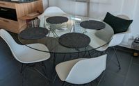 SKLUM runder Glastisch + 4 weiße Stühle mit schwarzen Metallfüßen Bayern - Selb Vorschau