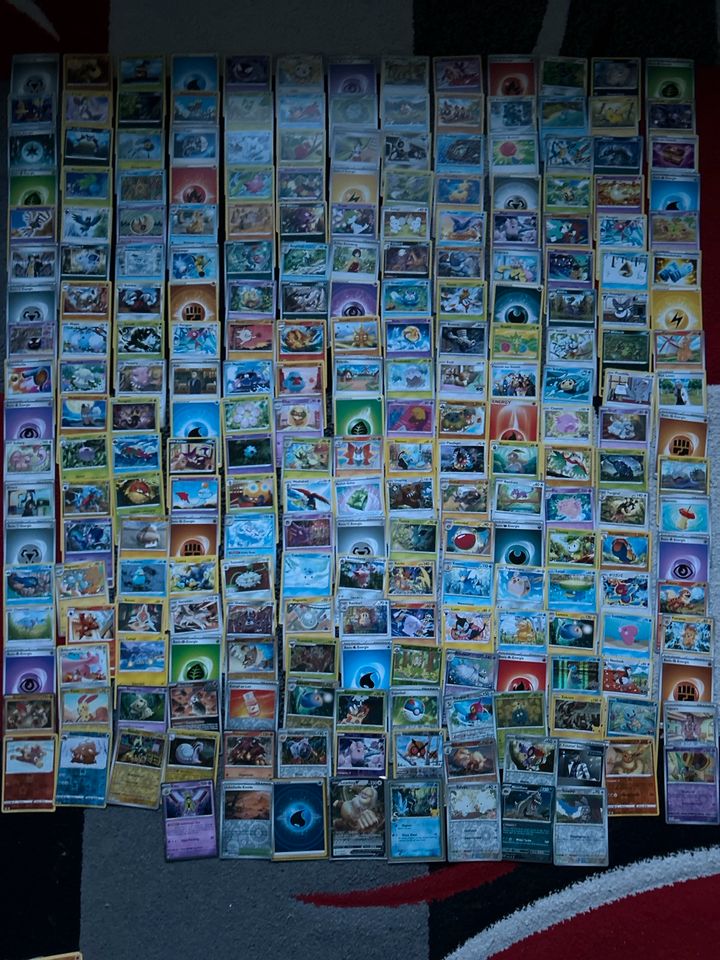 242 Pokemon Karten mit 39 Glitzerkarten in Hamburg