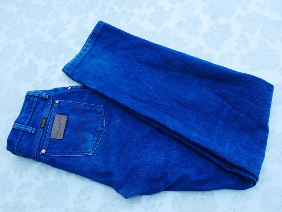 Wrangler Jeans in blau Gr. 31 x 36 neuwertig (W31 x L36) in Estorf