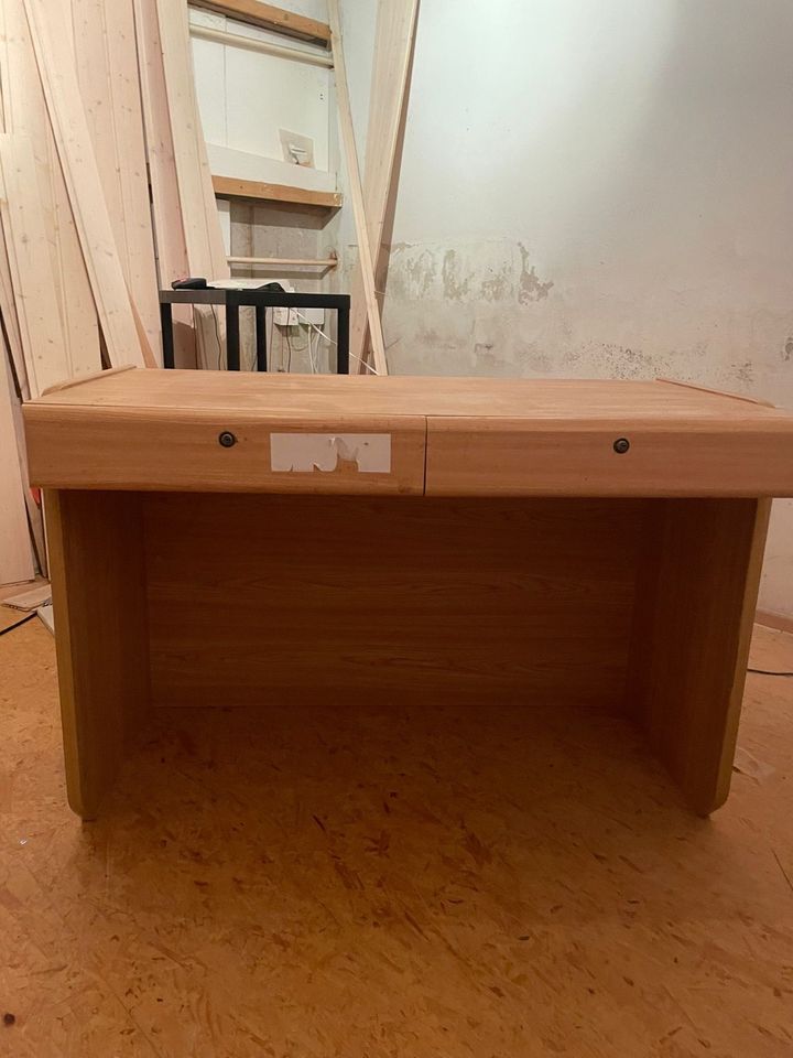 Schreibtisch aus Holz in Auhausen