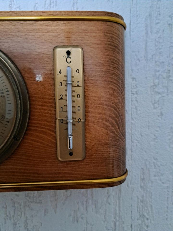Altes Barometer mit Temperaturanzeige in Aurich
