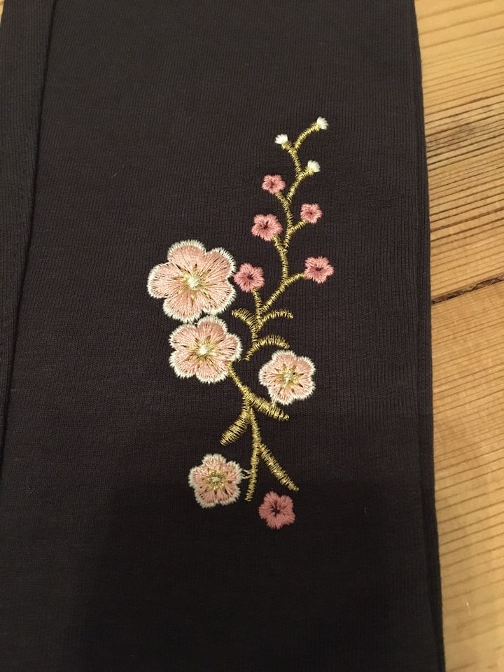 NEUe Hose Jeggings Leggings mit hübscher Blumen Blüten Stickerei in Falkensee