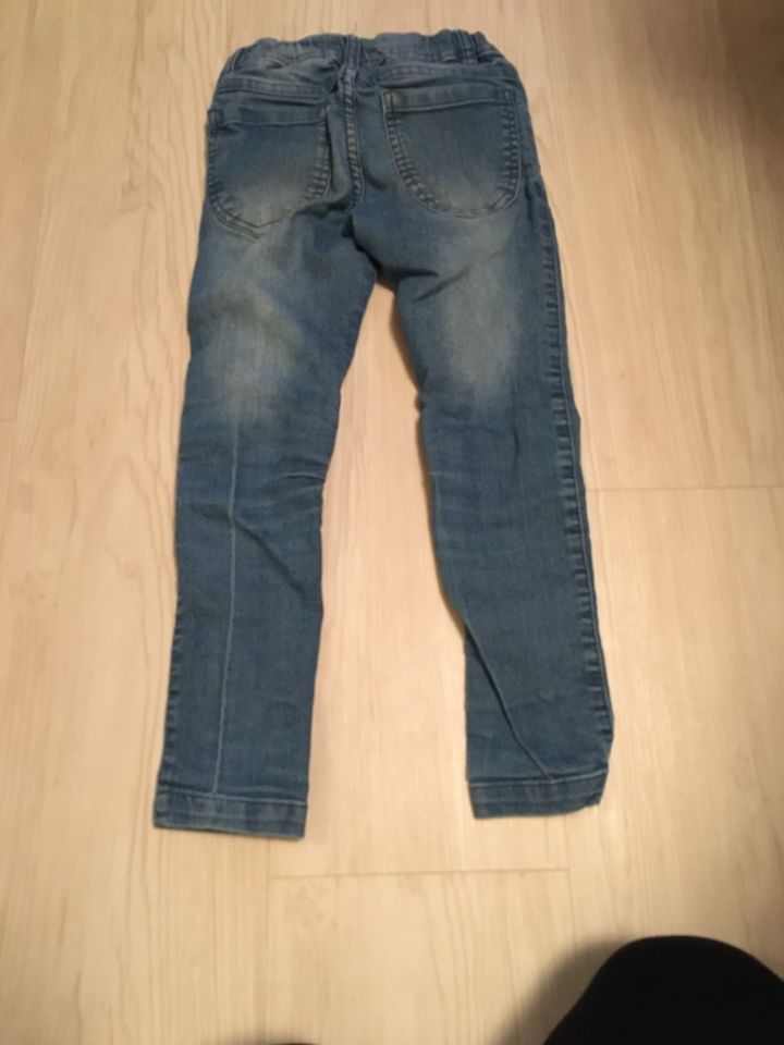 Jeans mit Stickerei Blumen 116 in Stelle